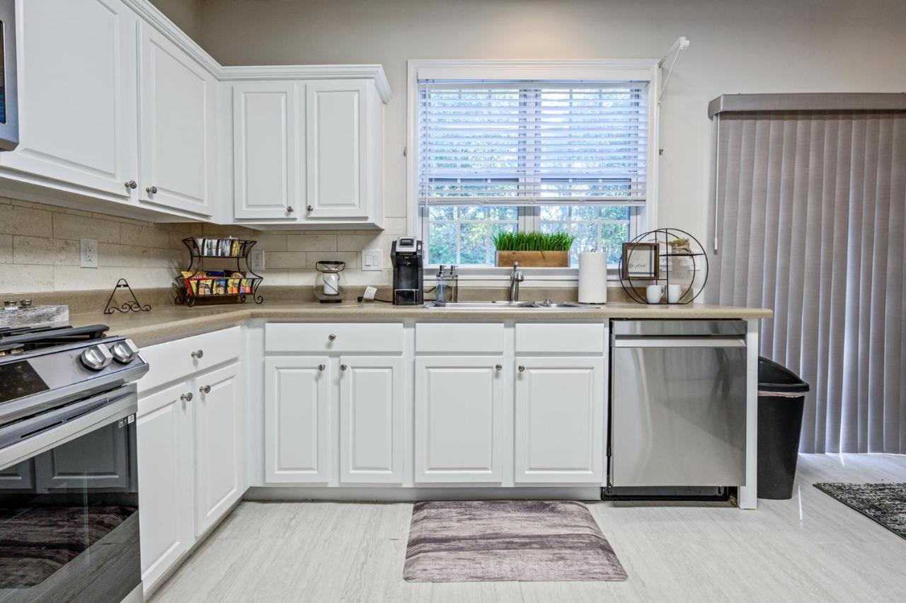 Enjoy This Amazing Home With Porch & Grill Near Dt ウッドストック エクステリア 写真