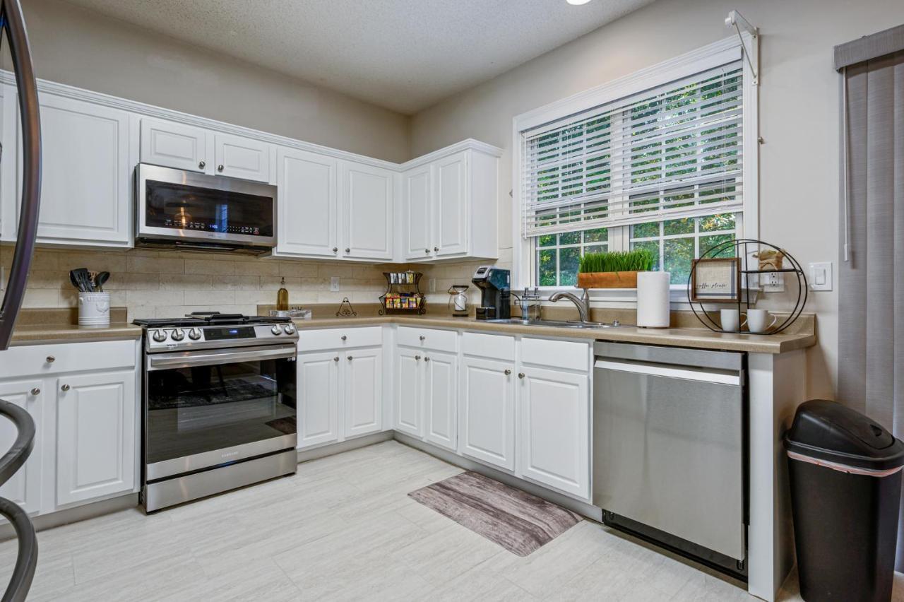 Enjoy This Amazing Home With Porch & Grill Near Dt ウッドストック エクステリア 写真