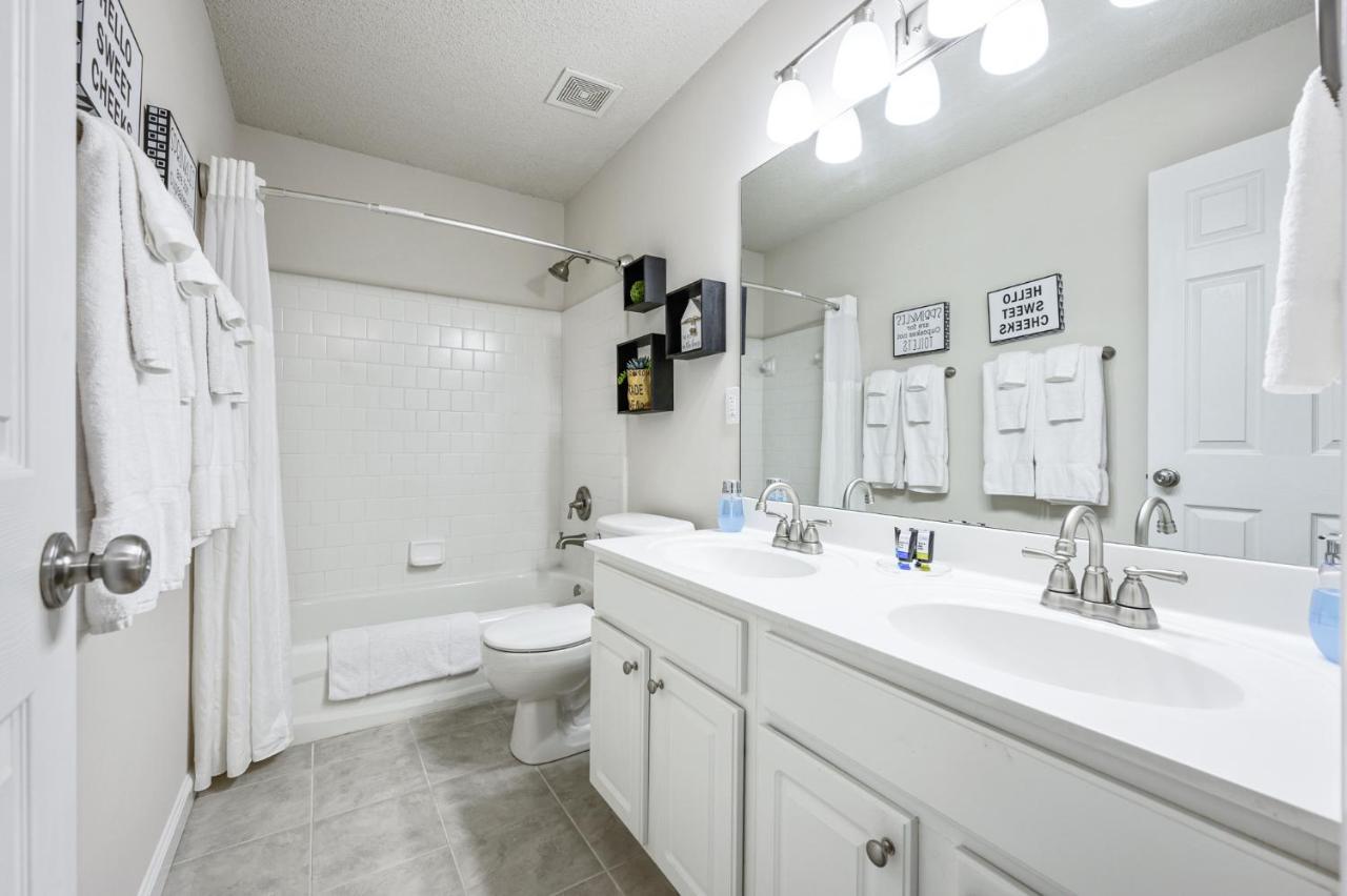 Enjoy This Amazing Home With Porch & Grill Near Dt ウッドストック エクステリア 写真